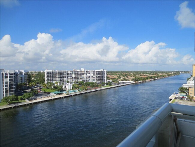 Foto del edificio - 3000 S Ocean Dr