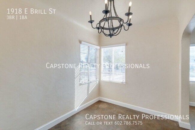 Building Photo - Fully-restored early-Phoenix bungalow has ...