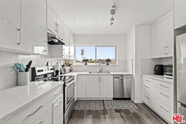 Foto del edificio - 645 Westmount Dr