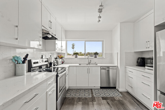 Building Photo - 645 Westmount Dr