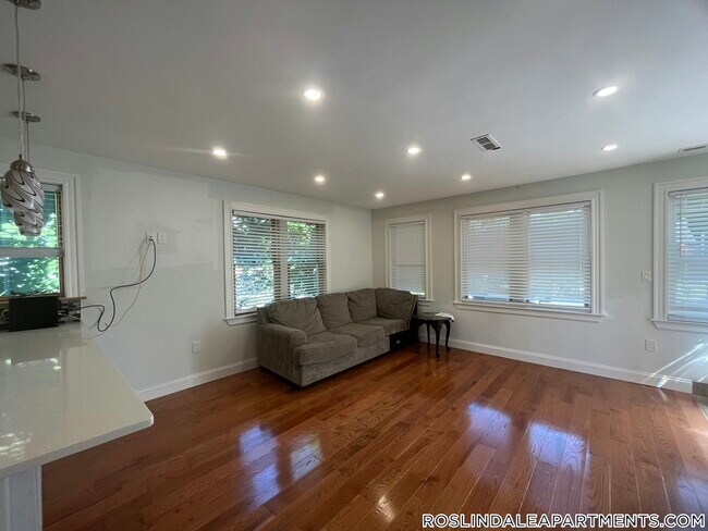 Building Photo - 4350 Washington St