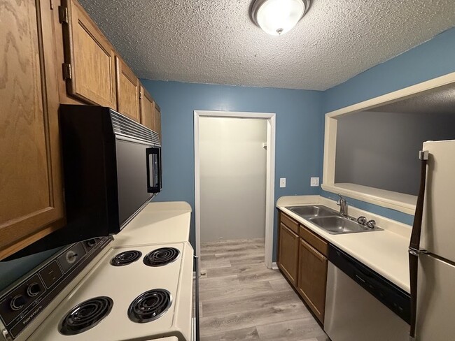 Building Photo - 4947-4947 7 Pine Cir