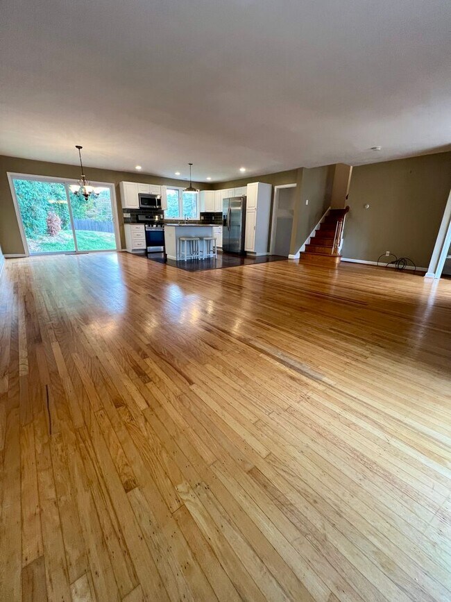 Foto del edificio - Gorgeous 3-Bedroom Townhome with One-Car G...