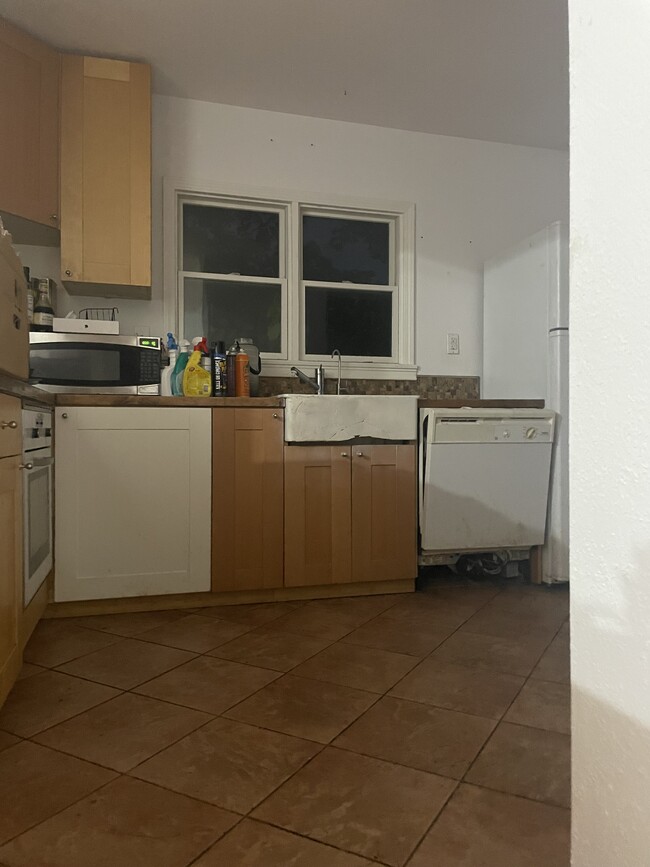 Kitchen - 505 W Jefferson St