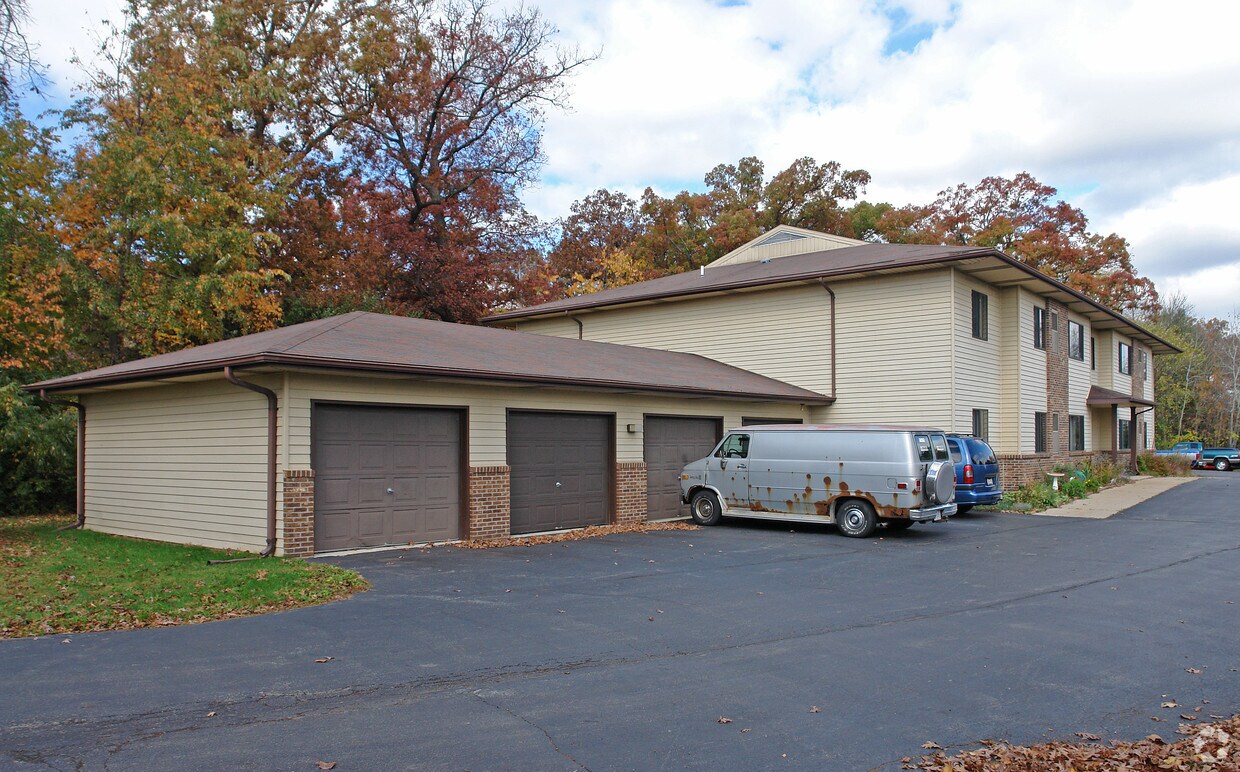2550 Hidden Cir, Waterford, WI 53185 Apartments in Waterford, WI