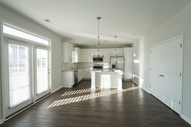 Foto del edificio - Available Soon!