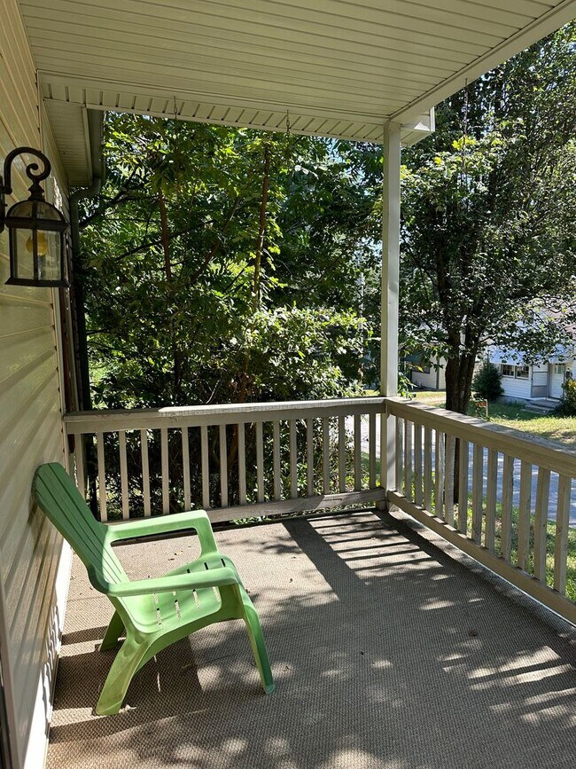 Building Photo - Adorable cottage for rent in downtown Comm...