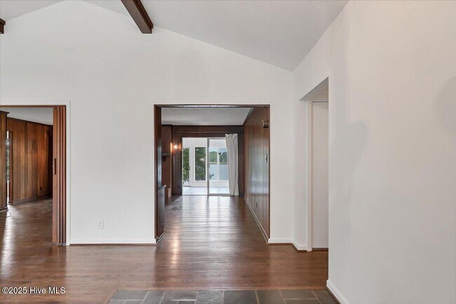 Foto del edificio - 60 Pine Lake Dr