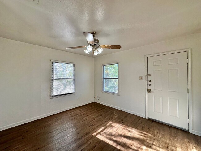 Building Photo - 603 Sutton Dr