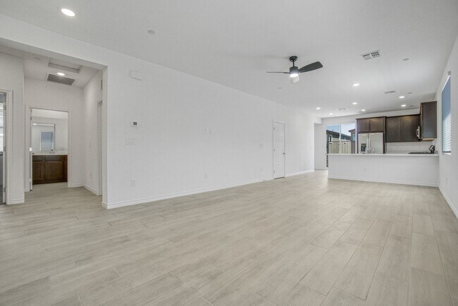 Building Photo - MULTI-GENERATIONAL New Build Home with En Suite In Skye Canyon!