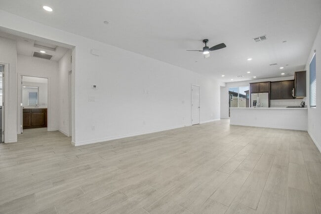 Foto del edificio - MULTI-GENERATIONAL New Build Home with En Suite In Skye Canyon!