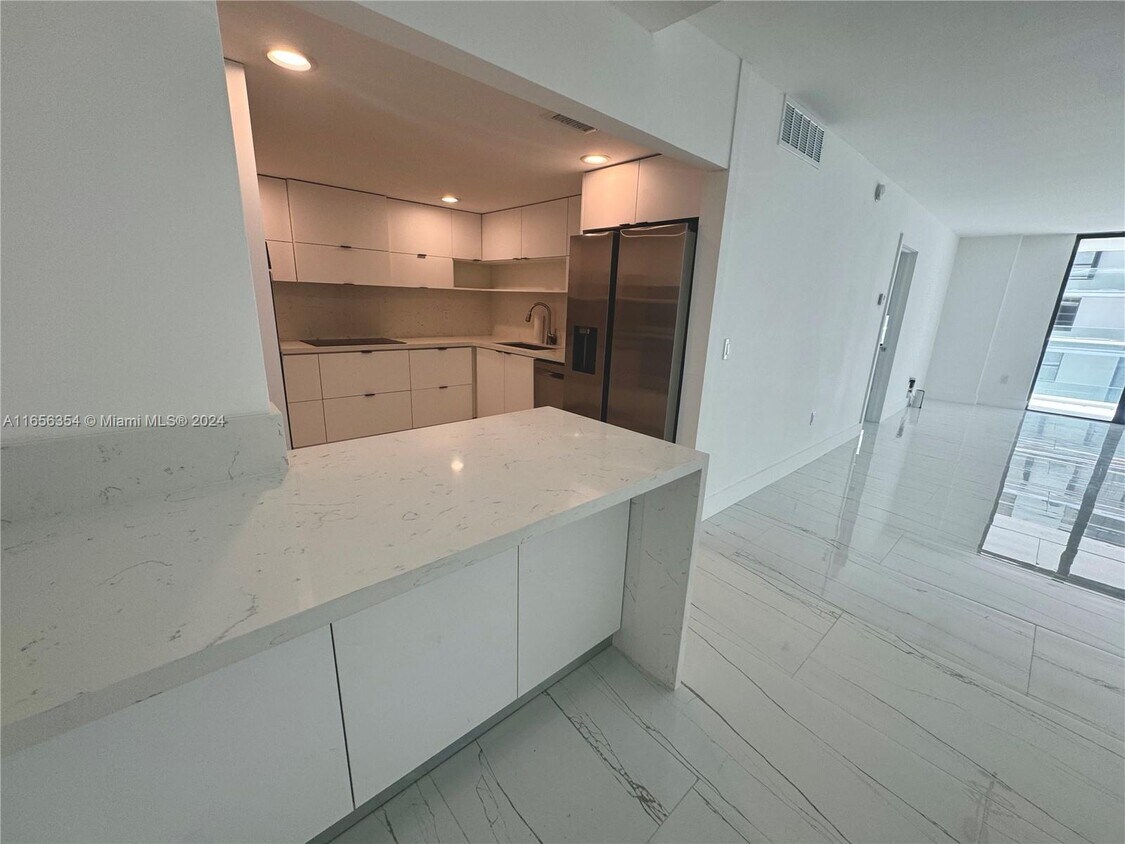 Primary Photo - 9801 Collins Ave