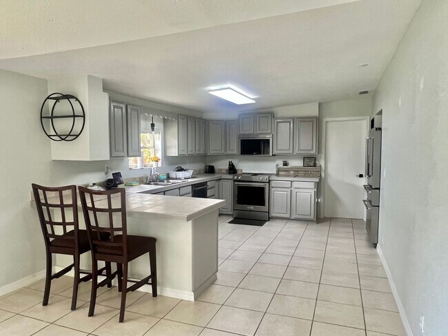 Foto del edificio - LARGE Beautifully Renovated 4/3 in Quaint ...