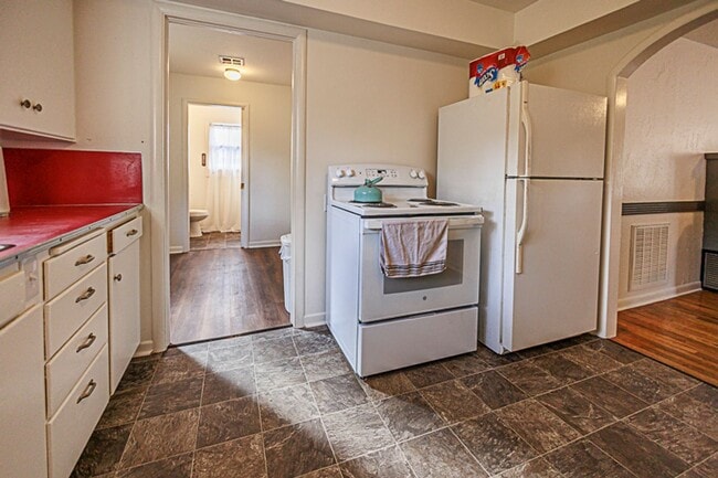 Building Photo - Charming three bedroom, two bath home with a Garage