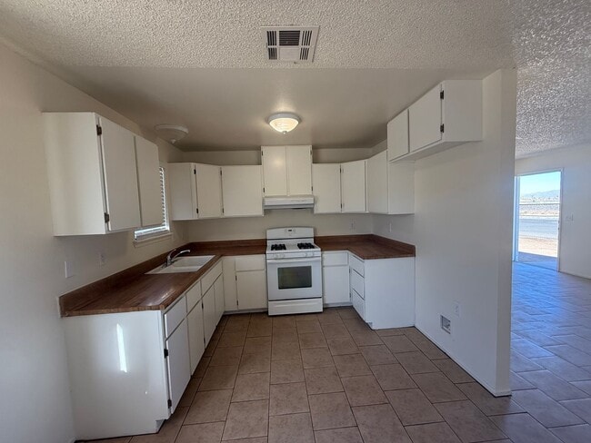 Building Photo - Hesperia Duplex-Spacious 2 Bedrooms, 1 Bathroom, New Interior Paint