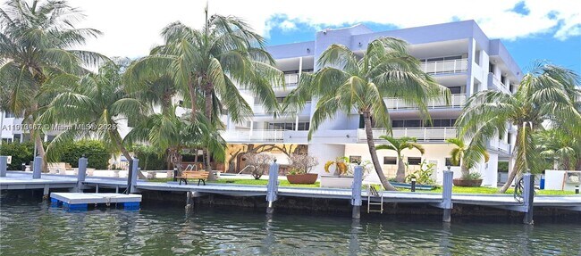 Foto del edificio - 468 Golden Isles Dr