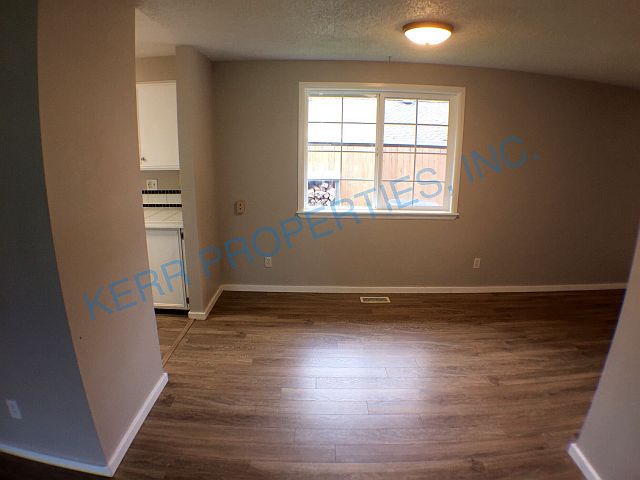 Building Photo - 525 NW Riverview Pl
