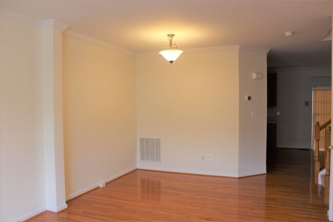 Building Photo - Alexandria/Hybla Valley - 7552 Great Swan ...