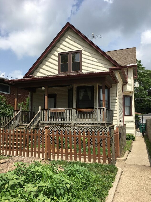 Primary Photo - 7228 N Rogers Ave