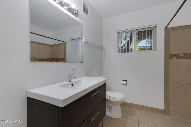 Foto del edificio - 335 E Solana Dr