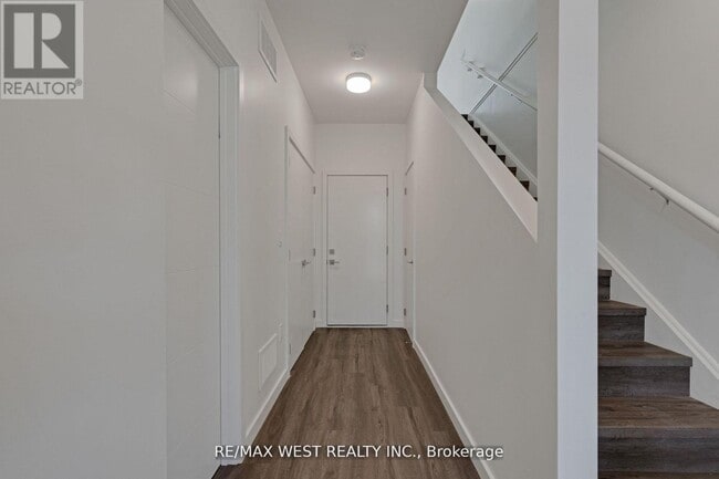 Building Photo - 10 RAINWATER LANE