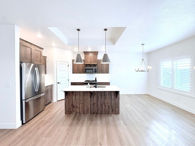 Building Photo - Six Bedroom House Available Now!!!