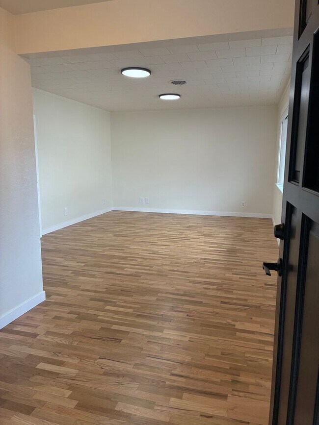 Foto del edificio - Quiet 3 Bedroom, 2 Bath with Large Backyard