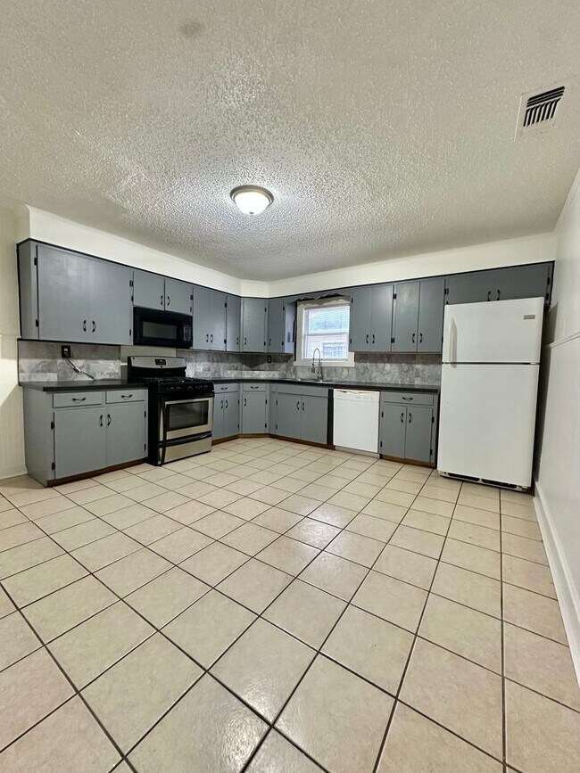Foto del edificio - Now Available -  Spacious 3-Bedroom Home A...