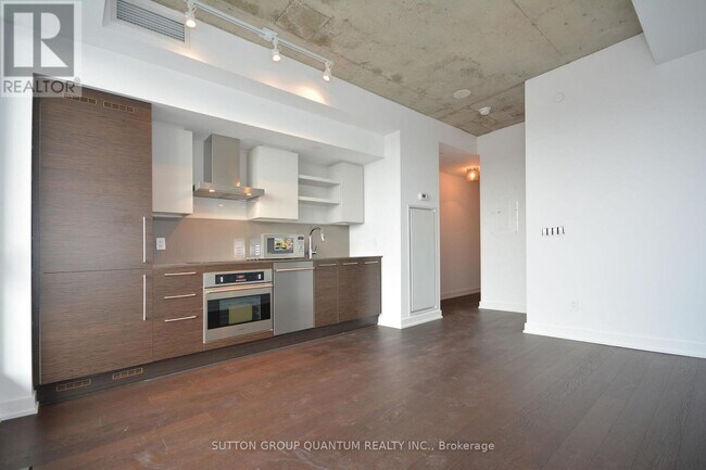 Building Photo - 1030 King St W