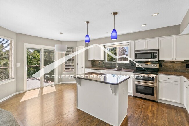 Building Photo - Beautiful And Spacious Home With Fenced Ba...