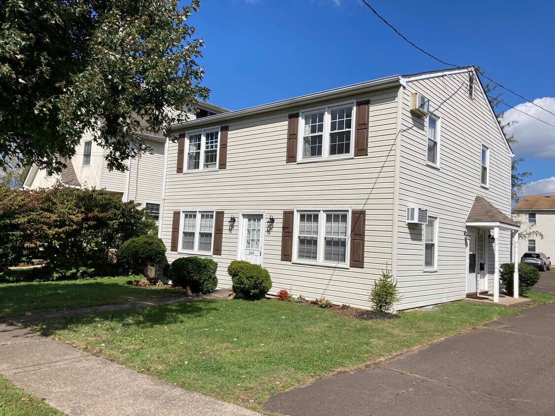 Primary Photo - 205 N Hamilton St