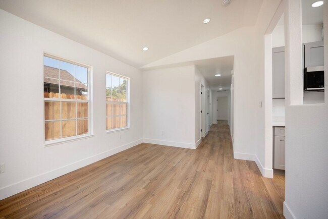 Foto del edificio - 2716 Yreka Ave