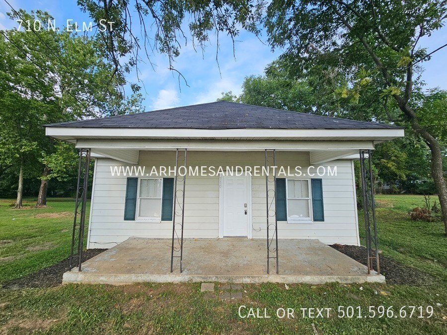 Primary Photo - 710 N. Elm St | $725 | 2 beds, 1 full bath