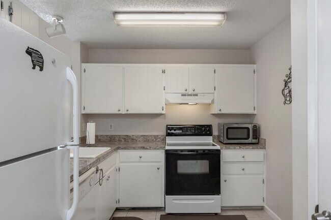 Building Photo - 3003 Yorktown Cir