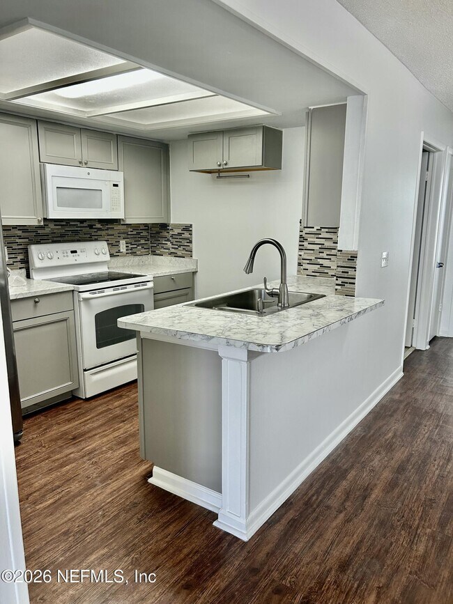 Foto del edificio - 8357 Century Point Dr N