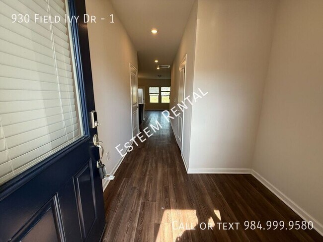 Foto del edificio - 930 Field Ivy Dr