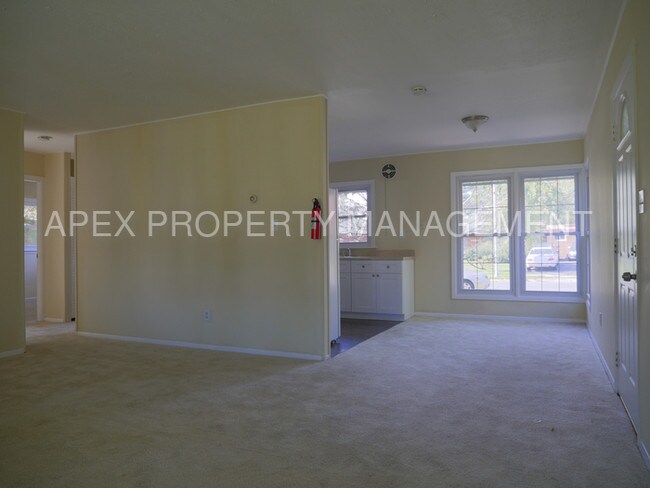 Building Photo - 8 Shawmont Ln