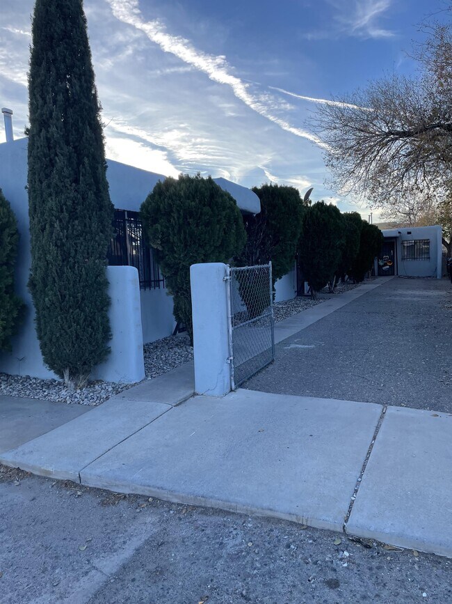 Building Photo - 225 Vermont St NE