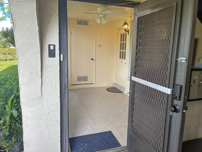 Foto del edificio - 339 Knotty Pine Cir