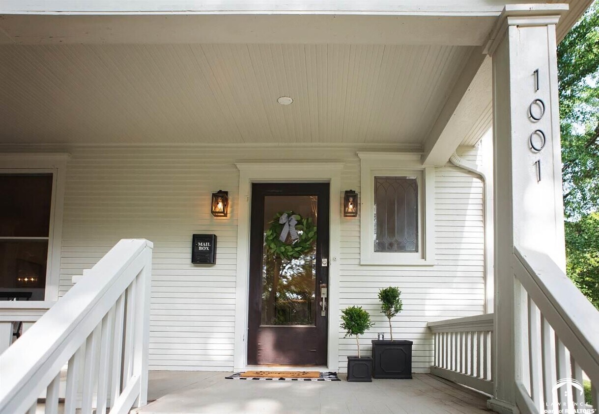 Front Porch - 1001 Maine St
