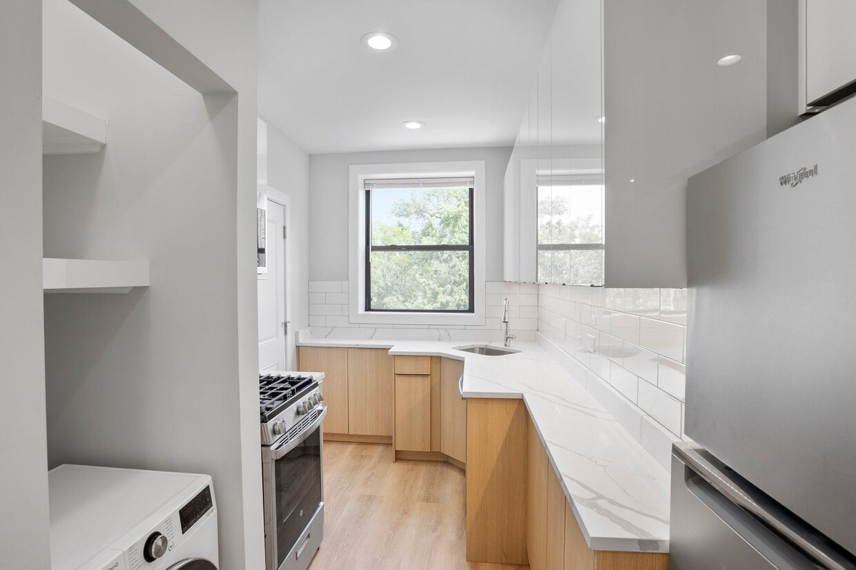 Primary Photo - 7510 N Eastlake Ter