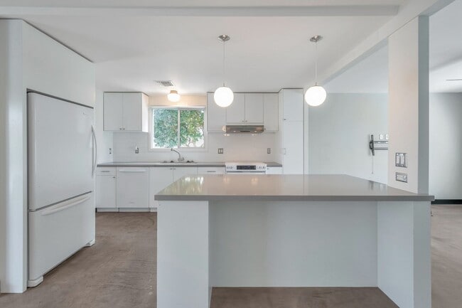 Building Photo - Scottsdale 2 bed 2 Bath Home - With a Pool!!!