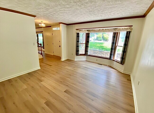 Building Photo - 15723 Edgewood Dr