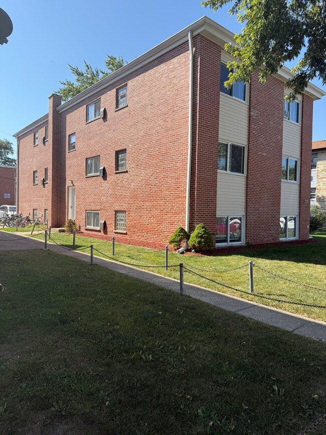 Building Photo - 8281 W Elizabeth Ave