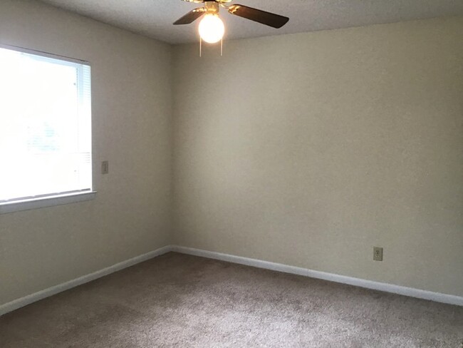 Building Photo - 2 Bedroom Condo in Eagles Landing!