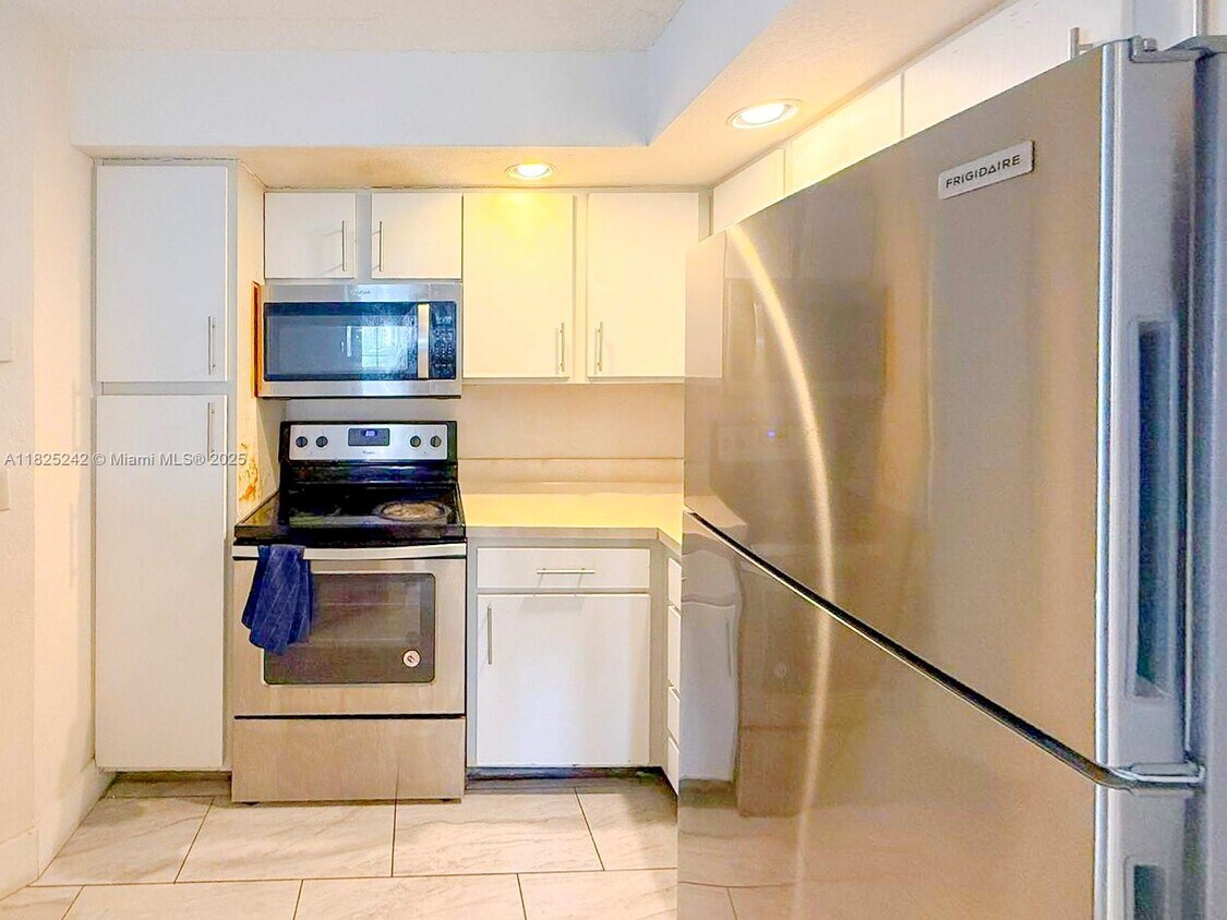 Primary Photo - 3440 Pinewalk Dr N