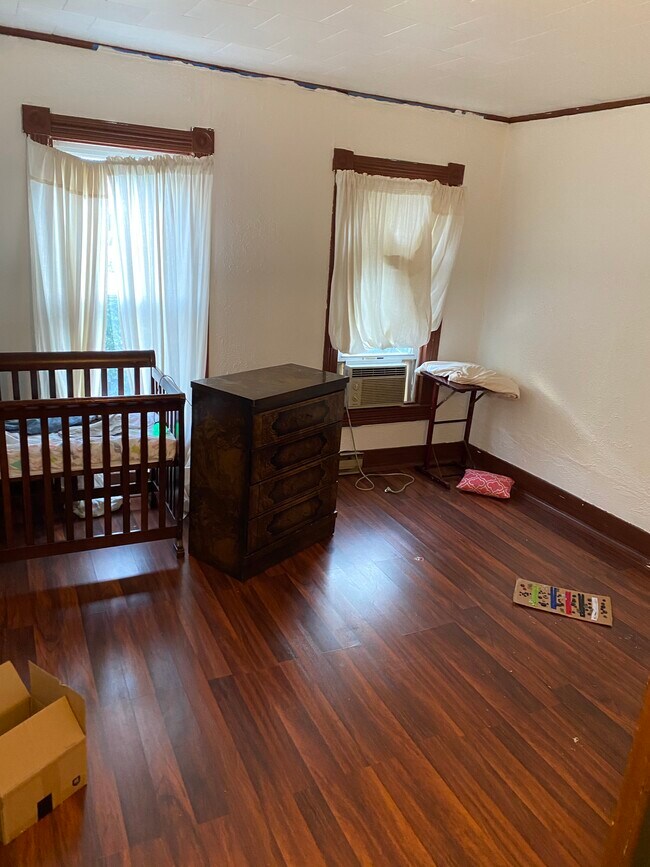Bed room - 427 W Washington St