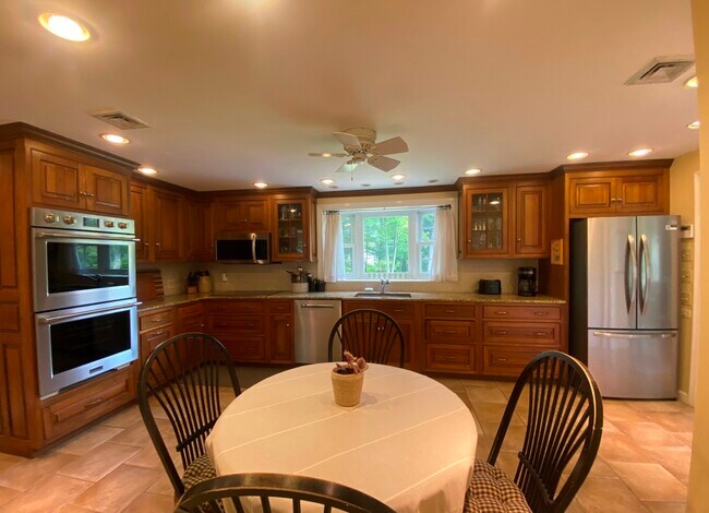 Building Photo - 437 Green Hill Rd