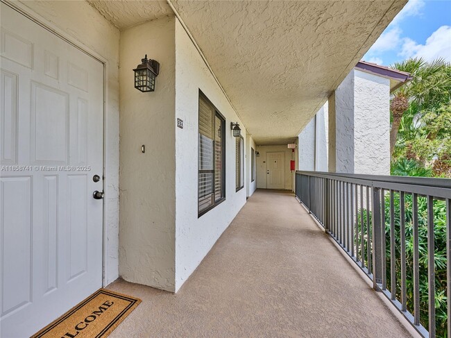 Foto del edificio - 5380 Cedar Lake Dr