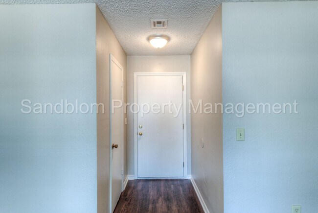 Foto del edificio - For Lease | Sand Springs | Available Now!